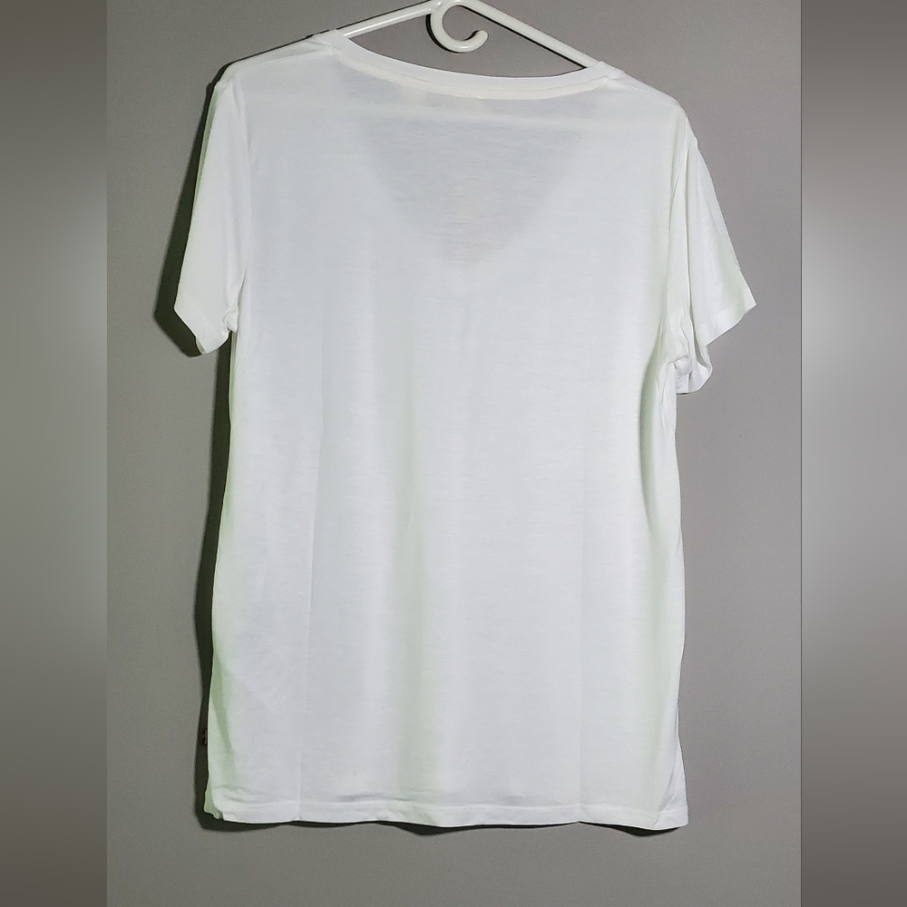 NWT Medium & Large Levi's Women's White V-Neck T-Shirt Relaxed Fit - Picture 12 of 16